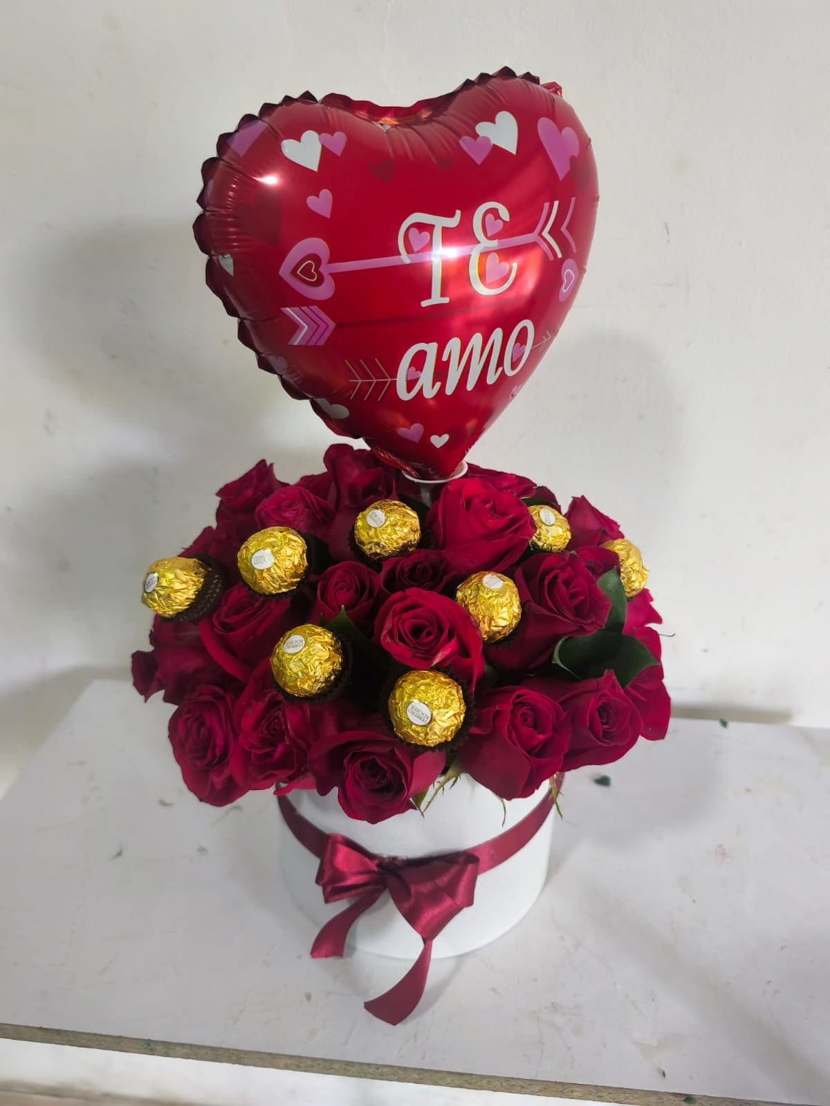 Arreglo de 24 Rosas Rojas con Chocolates Ferrero Rocher y Globo en Cali