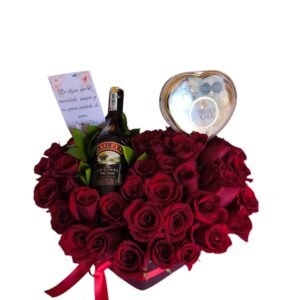 Arreglo en Corazón con Rosas Rojas y Botella de Baileys en Cali