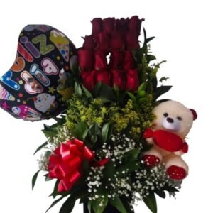 Arreglo floral con peluche y globo en base de madera con rosas frescas