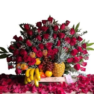 ancheta frutal de lujo con 50 rosas de color a eleccion piña uvas bananos y manzanas en base de madera cali