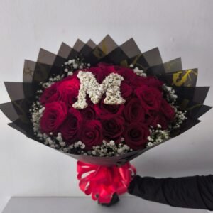 Arreglo de 50 rosas rojas en círculo con letra personalizada en Cali