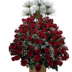arreglo floral esferico de 72 rosas rojas de exportacion con papiros y base de madera cali