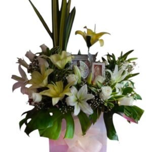 Caja exequial con lirios, orquídeas blancas y vela de la virgen cali