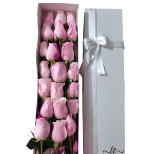 caja rectangular de lujo blanca con 12 rosas rosadas de exportacion con moño blanco satinado cali