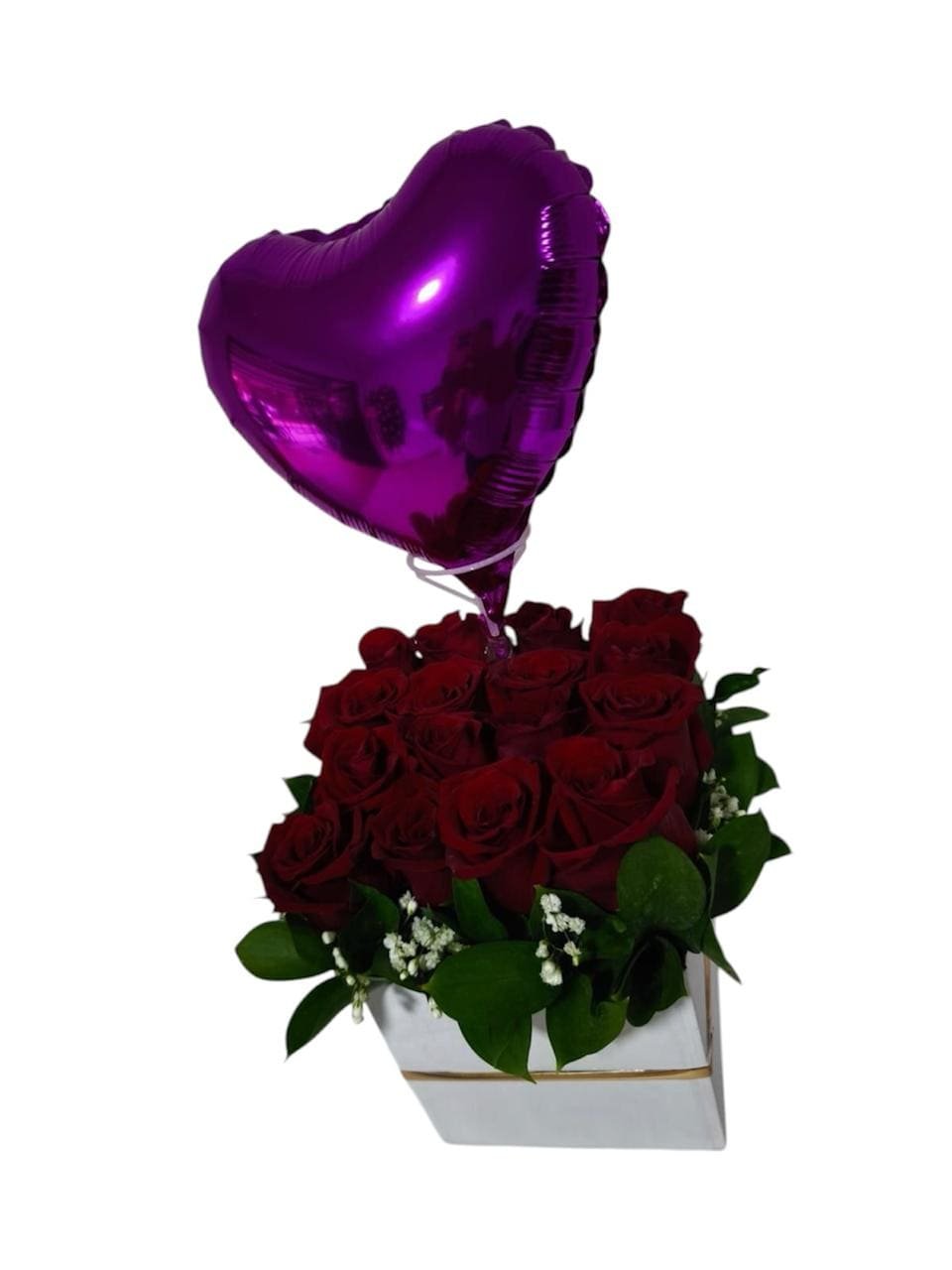 caja de madera blanca con 24 rosas rojas de exportacion follaje verde y globo metalizado de corazon morado cali