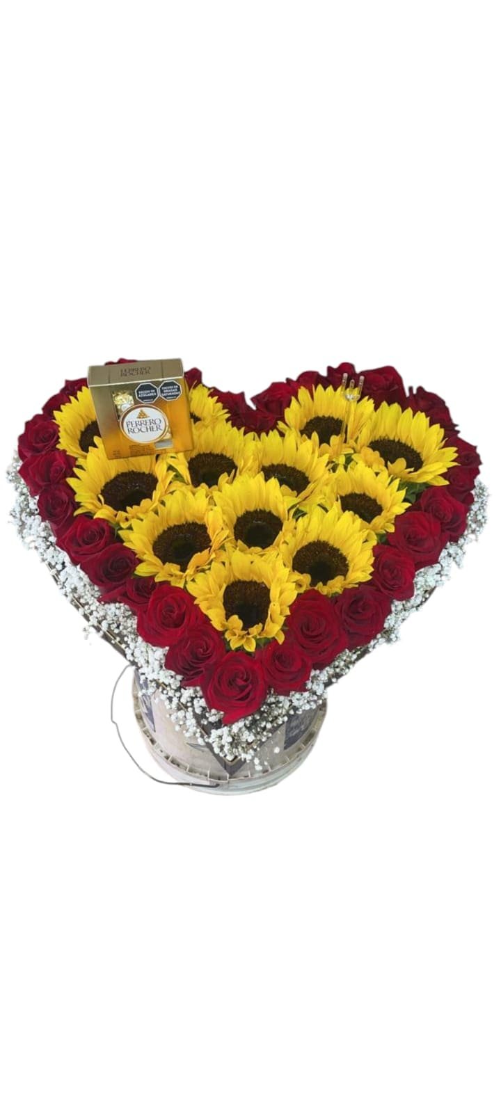 Corazón de girasoles brillantes rodeado de rosas rojas con caja de chocolates Ferrero Rocher Cali
