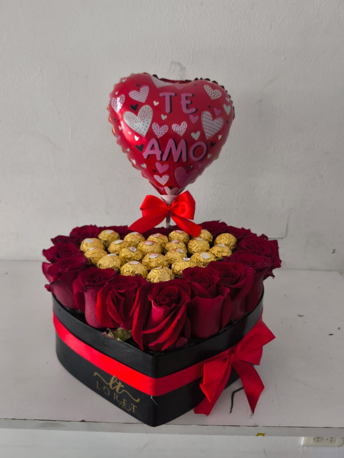 Caja en forma de corazón con marco de rosas rojas 21 bombones Ferrero Rocher y globo Te Amo Cali