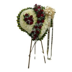 Corona fúnebre en forma de corazón tapizado en blanco con 30 rosas rojas cali