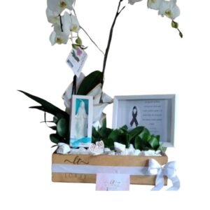Kit de condolencias en madera con orquídea blanca, vela y portarretrato cali