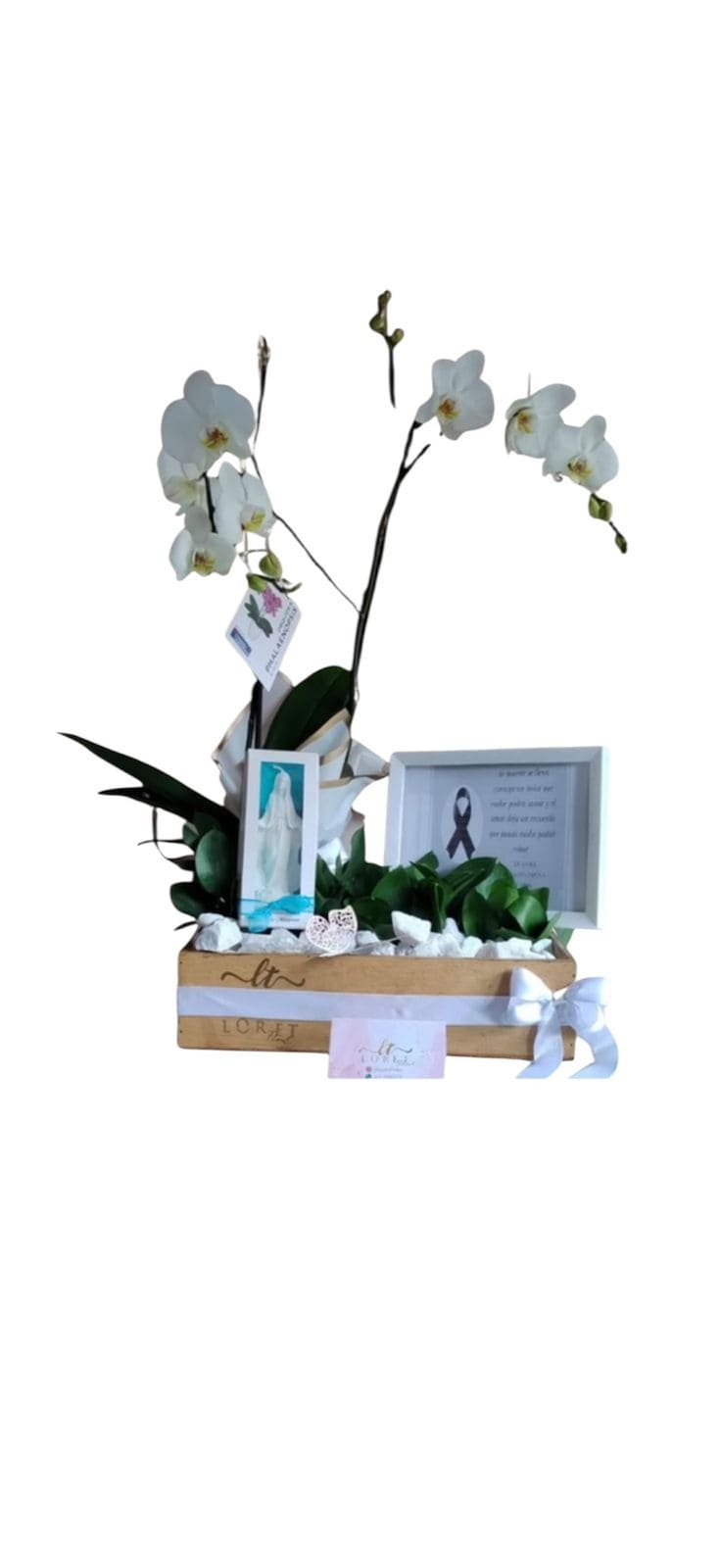 Kit de condolencias en madera con orquídea blanca, vela y portarretrato cali