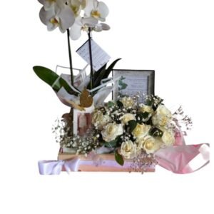 Kit de condolencias en madera con orquídea blanca, rosas, vela virgen y portarretrato cali