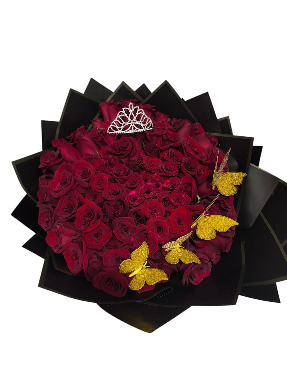 ramo buchon de 100 rosas rojas de exportacion con empaque negro tipo bouquet corona brillante y mariposas doradas cali