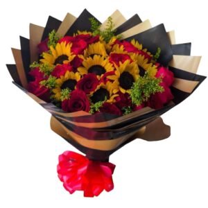 Ramo de 12 girasoles y 24 rosas rojas con follaje envuelto en negro