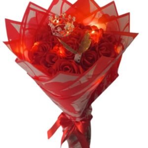 ramo de 12 rosas eternas rojas con luces led corona de pedreria y mariposas doradas en empaque rojo cali