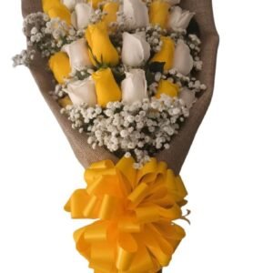 Ramo de 24 Rosas Amarillas y Blancas envuelto en Yute con Moño y Perlas en Cali