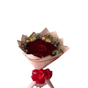 Ramo de 24 rosas rojas envuelto en papel rosa con 6 chocolates Ferrero Rocher y moño rojo cali