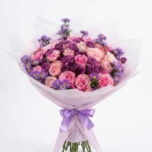 ramo de 24 rosas rosadas con montecasino morado pompom violaceo y empaque rosa pastel cali