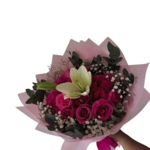 ramo de 24 rosas fucsia de exportacion con lirio holandes blanco eucalipto perla y empaque rosa pastel cali
