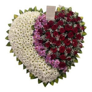 corazon tapizado funebre con margaritas blancas orquideas hawaianas moradas y rosas rojas cali