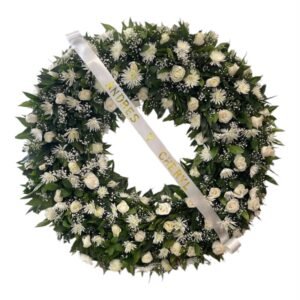 corona rola funebre economica con rosas blancas pompones y cinta de condolencias cali