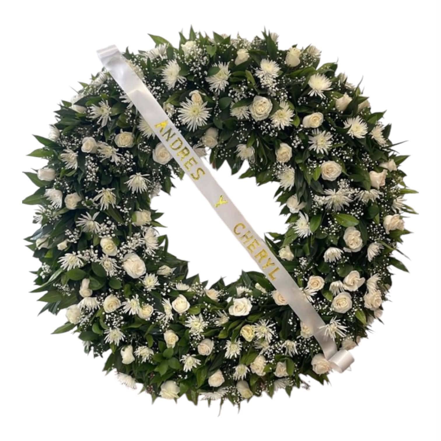 corona rola funebre economica con rosas blancas pompones y cinta de condolencias cali