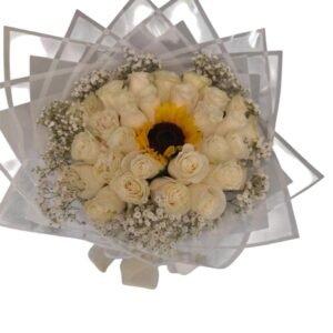 ramo buchon de 36 rosas blancas de exportacion con girasol central gypsophila y envoltorio de lujo cali